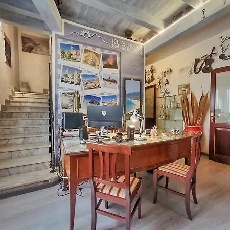 Kunesias Bed & Breakfast 4*